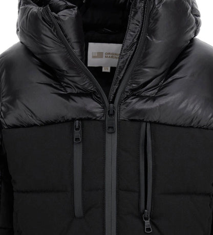 Παιδικό μπουφάν από καπιτονέ ripstop νάιλον με λεπτομέρειες σε αντίθεση χρώματος. Διαθέτει κουκούλα, άνοιγμα με φερμουάρ, πρακτικές τσέπες και μανσέτες που προστατεύουν από τον αέρα, εξασφαλίζοντας ιδανική θερμική άνεση. Ιδανικό για τις κρύες μέρες με μοντέρνο και λειτουργικό στυλ.