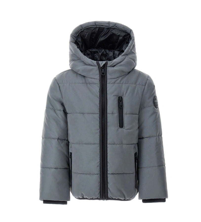 Παιδικό μπουφάν από ανακλαστικό καπιτονέ νάιλον με επένδυση και εσωτερικό σε αντίθεση χρώματος. Διαθέτει άνοιγμα με φερμουάρ, πρακτικές τσέπες, ελαστικό τελείωμα στη βάση και ριμπ μανσέτες για απόλυτη προστασία από το κρύο. Ιδανικό για καθημερινές εμφανίσεις με στυλ και ασφάλεια.