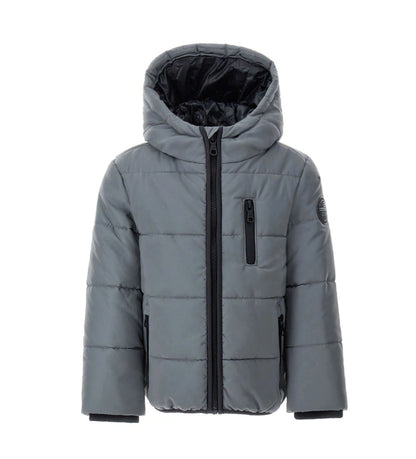 Παιδικό μπουφάν από ανακλαστικό καπιτονέ νάιλον με επένδυση και εσωτερικό σε αντίθεση χρώματος. Διαθέτει άνοιγμα με φερμουάρ, πρακτικές τσέπες, ελαστικό τελείωμα στη βάση και ριμπ μανσέτες για απόλυτη προστασία από το κρύο. Ιδανικό για καθημερινές εμφανίσεις με στυλ και ασφάλεια.