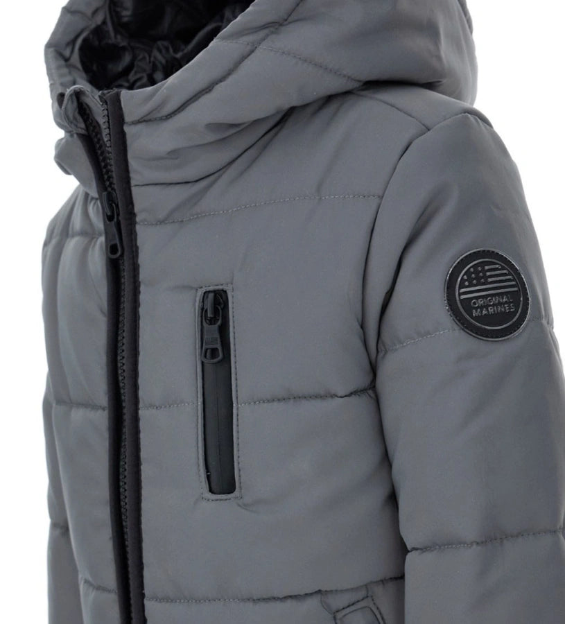 Παιδικό μπουφάν από ανακλαστικό καπιτονέ νάιλον με επένδυση και εσωτερικό σε αντίθεση χρώματος. Διαθέτει άνοιγμα με φερμουάρ, πρακτικές τσέπες, ελαστικό τελείωμα στη βάση και ριμπ μανσέτες για απόλυτη προστασία από το κρύο. Ιδανικό για καθημερινές εμφανίσεις με στυλ και ασφάλεια.