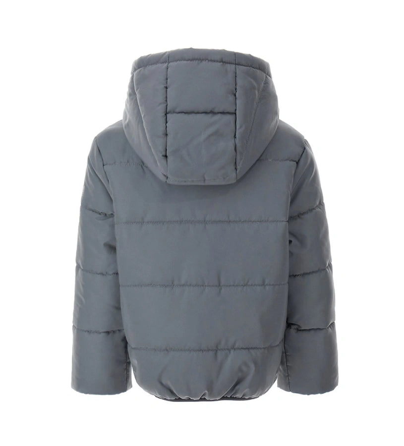 Παιδικό μπουφάν από ανακλαστικό καπιτονέ νάιλον με επένδυση και εσωτερικό σε αντίθεση χρώματος. Διαθέτει άνοιγμα με φερμουάρ, πρακτικές τσέπες, ελαστικό τελείωμα στη βάση και ριμπ μανσέτες για απόλυτη προστασία από το κρύο. Ιδανικό για καθημερινές εμφανίσεις με στυλ και ασφάλεια.