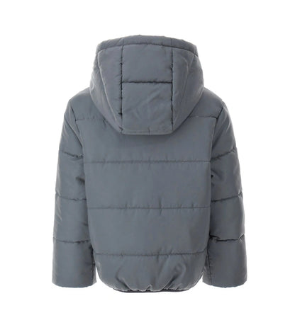 Παιδικό μπουφάν από ανακλαστικό καπιτονέ νάιλον με επένδυση και εσωτερικό σε αντίθεση χρώματος. Διαθέτει άνοιγμα με φερμουάρ, πρακτικές τσέπες, ελαστικό τελείωμα στη βάση και ριμπ μανσέτες για απόλυτη προστασία από το κρύο. Ιδανικό για καθημερινές εμφανίσεις με στυλ και ασφάλεια.