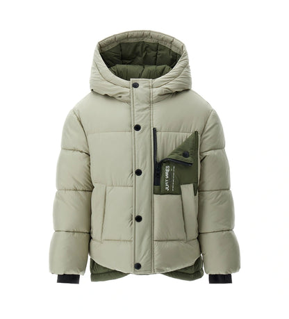 Παιδικό μπουφάν puffer από καπιτονέ και επενδυμένο νάιλον, με κουκούλα και λεπτομέρειες σε αντίθεση. Διαθέτει μπροστινή τσέπη με τύπωμα, άνοιγμα με φερμουάρ και κουμπιά-σούστες, καθώς και ριμπ μανσέτες για καλύτερη εφαρμογή. Ζεστό και πρακτικό, ιδανικό για τις κρύες μέρες με μοντέρνο στυλ.