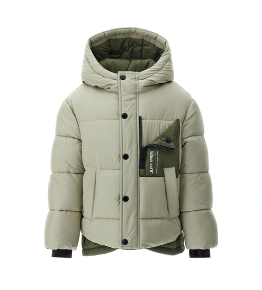 Παιδικό μπουφάν puffer από καπιτονέ και επενδυμένο νάιλον, με κουκούλα και λεπτομέρειες σε αντίθεση. Διαθέτει μπροστινή τσέπη με τύπωμα, άνοιγμα με φερμουάρ και κουμπιά-σούστες, καθώς και ριμπ μανσέτες για καλύτερη εφαρμογή. Ζεστό και πρακτικό, ιδανικό για τις κρύες μέρες με μοντέρνο στυλ.