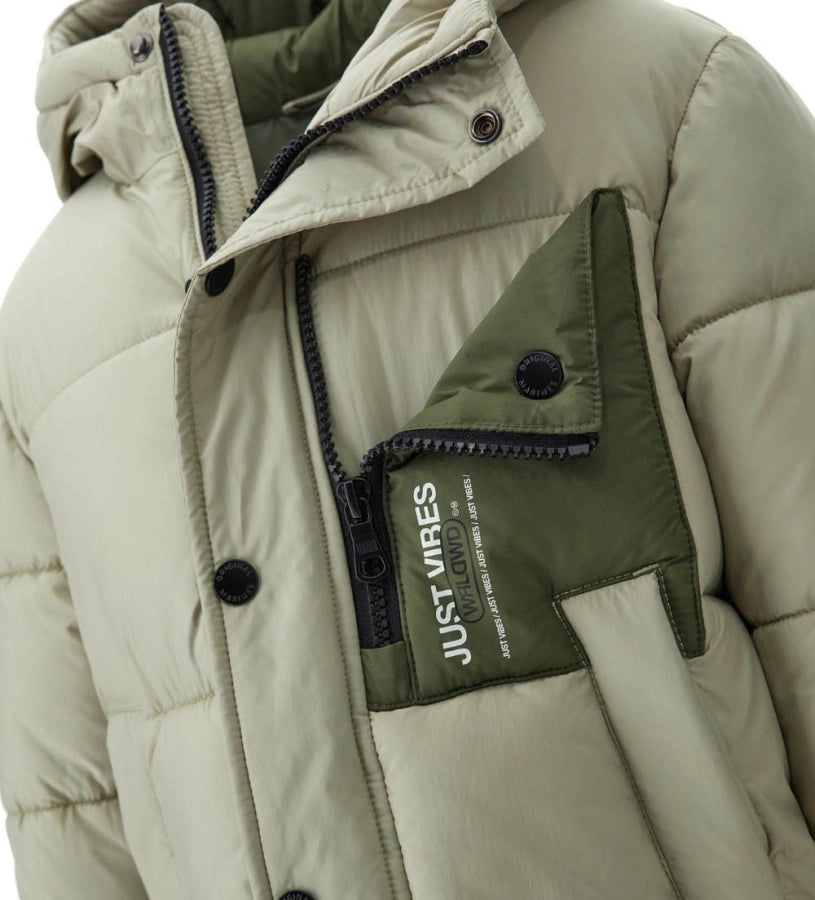 Παιδικό μπουφάν puffer από καπιτονέ και επενδυμένο νάιλον, με κουκούλα και λεπτομέρειες σε αντίθεση. Διαθέτει μπροστινή τσέπη με τύπωμα, άνοιγμα με φερμουάρ και κουμπιά-σούστες, καθώς και ριμπ μανσέτες για καλύτερη εφαρμογή. Ζεστό και πρακτικό, ιδανικό για τις κρύες μέρες με μοντέρνο στυλ.