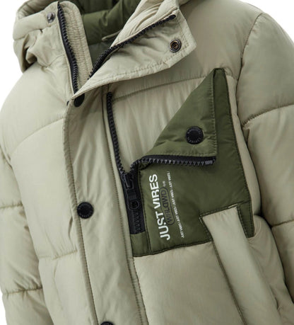 Παιδικό μπουφάν puffer από καπιτονέ και επενδυμένο νάιλον, με κουκούλα και λεπτομέρειες σε αντίθεση. Διαθέτει μπροστινή τσέπη με τύπωμα, άνοιγμα με φερμουάρ και κουμπιά-σούστες, καθώς και ριμπ μανσέτες για καλύτερη εφαρμογή. Ζεστό και πρακτικό, ιδανικό για τις κρύες μέρες με μοντέρνο στυλ.