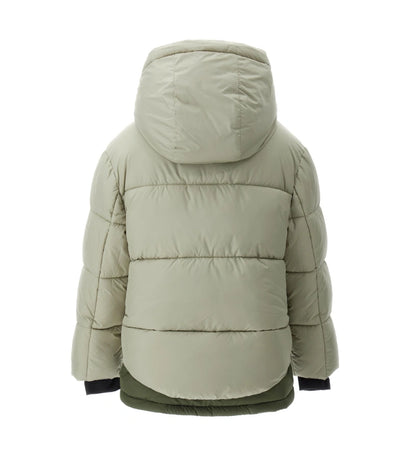 Παιδικό μπουφάν puffer από καπιτονέ και επενδυμένο νάιλον, με κουκούλα και λεπτομέρειες σε αντίθεση. Διαθέτει μπροστινή τσέπη με τύπωμα, άνοιγμα με φερμουάρ και κουμπιά-σούστες, καθώς και ριμπ μανσέτες για καλύτερη εφαρμογή. Ζεστό και πρακτικό, ιδανικό για τις κρύες μέρες με μοντέρνο στυλ.