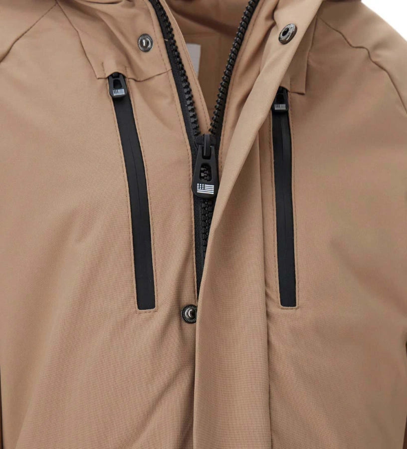 Πάρκα από νάιλον με κουκούλα και απαλή φλις επένδυση εσωτερικά. Διαθέτει πρακτικό άνοιγμα με φερμουάρ και κουμπιά-σούστες, τσέπες με φερμουάρ, μπροστινές τσέπες και ανακλαστικά τυπώματα.