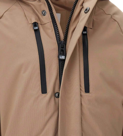 Πάρκα από νάιλον με κουκούλα και απαλή φλις επένδυση εσωτερικά. Διαθέτει πρακτικό άνοιγμα με φερμουάρ και κουμπιά-σούστες, τσέπες με φερμουάρ, μπροστινές τσέπες και ανακλαστικά τυπώματα.