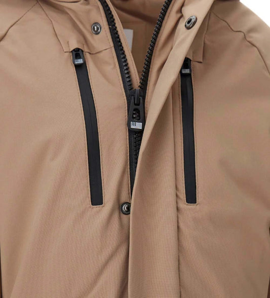 Πάρκα από νάιλον με κουκούλα και απαλή φλις επένδυση εσωτερικά. Διαθέτει πρακτικό άνοιγμα με φερμουάρ και κουμπιά-σούστες, τσέπες με φερμουάρ, μπροστινές τσέπες και ανακλαστικά τυπώματα.