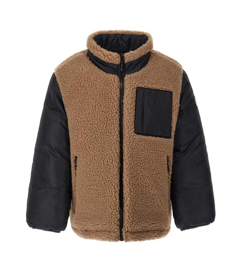 Αναστρέψιμο μπουφάν με επένδυση. Η μία πλευρά από ζεστό οικολογικό ύφασμα τύπου teddy με τσέπη σε αντίθεση και η άλλη από καπιτονέ νάιλον. Διαθέτει άνοιγμα με φερμουάρ και ελαστικές μανσέτες για μεγαλύτερη άνεση.