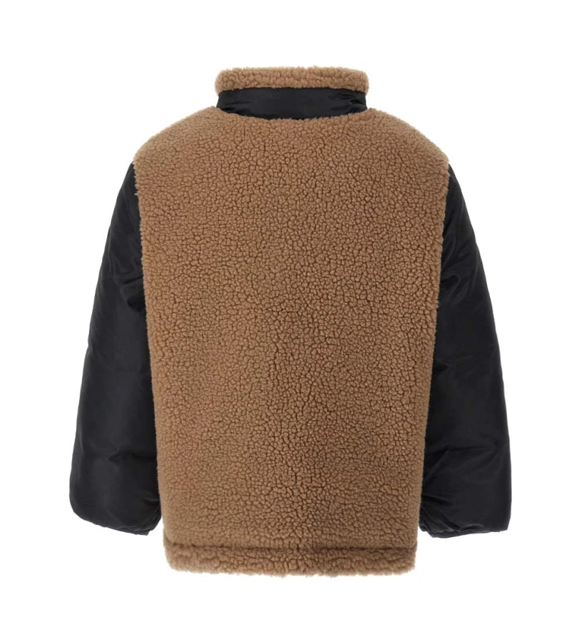 Αναστρέψιμο μπουφάν με επένδυση. Η μία πλευρά από ζεστό οικολογικό ύφασμα τύπου teddy με τσέπη σε αντίθεση και η άλλη από καπιτονέ νάιλον. Διαθέτει άνοιγμα με φερμουάρ και ελαστικές μανσέτες για μεγαλύτερη άνεση.