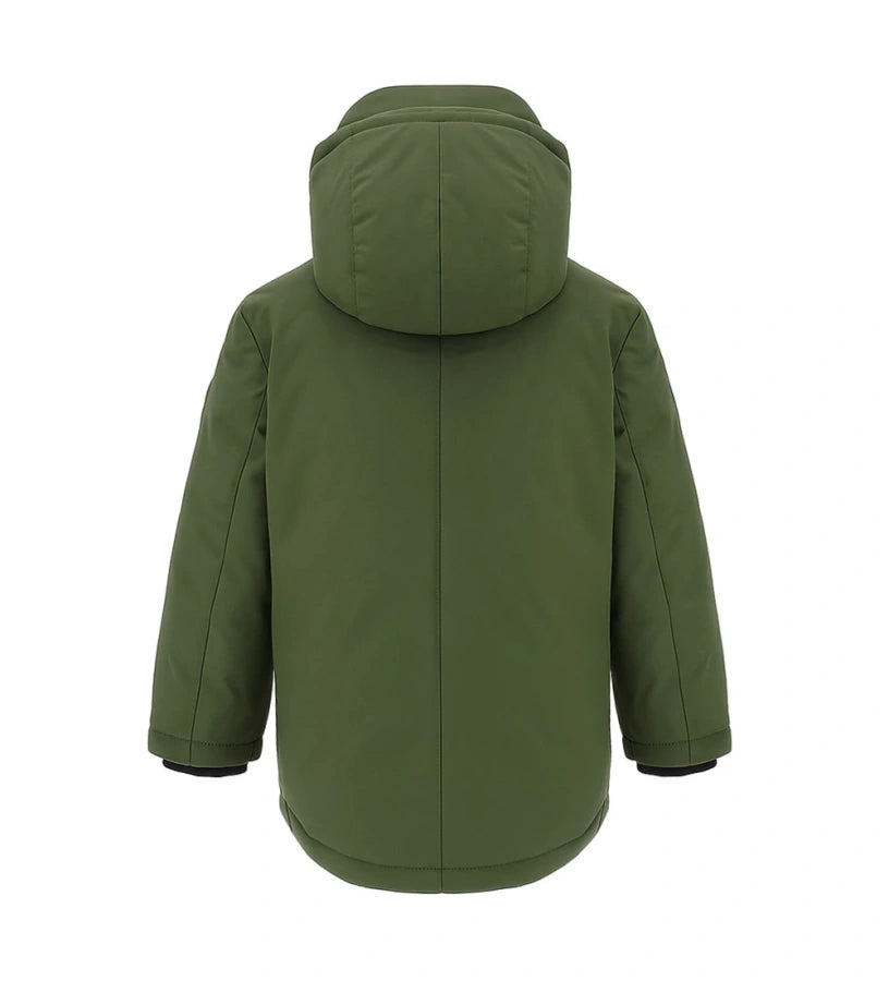 Καπιτονέ μπουφάν τύπου parka από νάιλον με κουκούλα από οικολογική γούνα και αντίθετη εσωτερική φόδρα. Κλείσιμο με φερμουάρ και κουμπιά-σούστες, ριμπ μανίκια για μέγιστη άνεση.