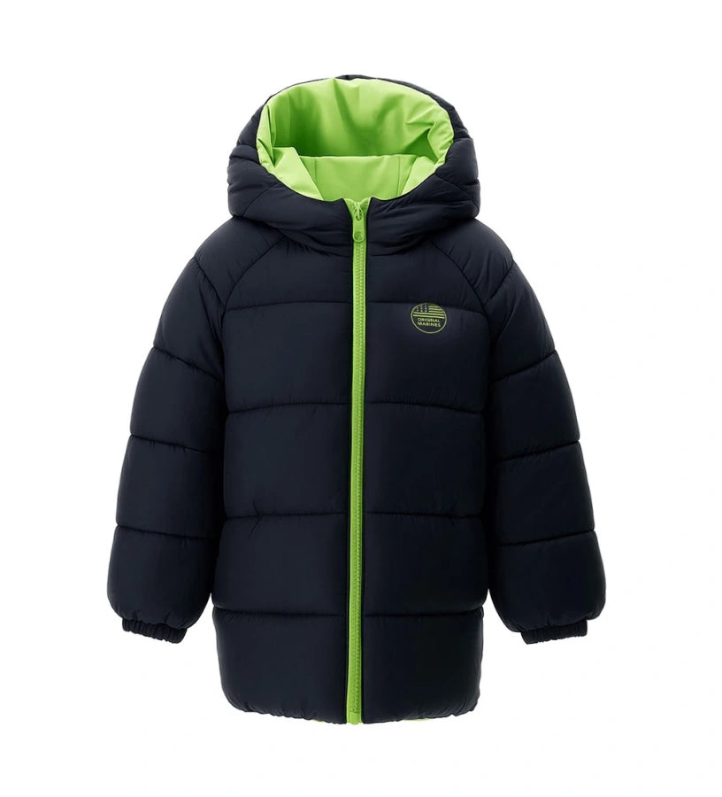 Αντιστρεπτό μπουφάν με κουκούλα. Η μία όψη από νάιλον με τσέπες και αντίθετες λεπτομέρειες, η άλλη όψη από καπιτονέ νάιλον με αντίθετο φερμουάρ. Κλείσιμο με φερμουάρ, ελαστικά μανίκια και τελείωμα για άνετη εφαρμογή.