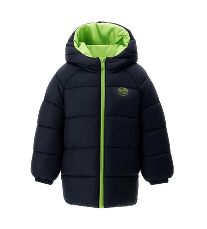 Αντιστρεπτό μπουφάν με κουκούλα. Η μία όψη από νάιλον με τσέπες και αντίθετες λεπτομέρειες, η άλλη όψη από καπιτονέ νάιλον με αντίθετο φερμουάρ. Κλείσιμο με φερμουάρ, ελαστικά μανίκια και τελείωμα για άνετη εφαρμογή.