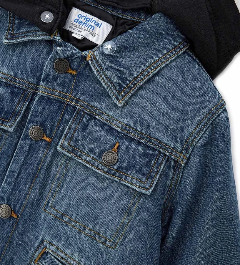 Παιδικό τζιν μπουφάν σε biker στυλ, με καπιτονέ και επενδυμένη εσωτερική φόδρα για επιπλέον ζεστασιά. Διαθέτει αποσπώμενη κουκούλα από fleece και πρακτικό άνοιγμα με κουμπιά-σούστες. Ιδανικό για μοντέρνες και άνετες casual εμφανίσεις.