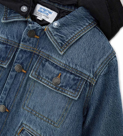 Παιδικό τζιν μπουφάν σε biker στυλ, με καπιτονέ και επενδυμένη εσωτερική φόδρα για επιπλέον ζεστασιά. Διαθέτει αποσπώμενη κουκούλα από fleece και πρακτικό άνοιγμα με κουμπιά-σούστες. Ιδανικό για μοντέρνες και άνετες casual εμφανίσεις.