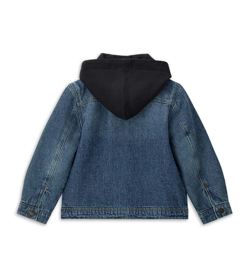 Παιδικό τζιν μπουφάν σε biker στυλ, με καπιτονέ και επενδυμένη εσωτερική φόδρα για επιπλέον ζεστασιά. Διαθέτει αποσπώμενη κουκούλα από fleece και πρακτικό άνοιγμα με κουμπιά-σούστες. Ιδανικό για μοντέρνες και άνετες casual εμφανίσεις.