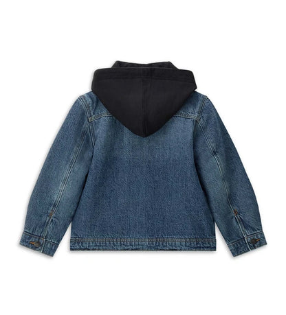Παιδικό τζιν μπουφάν σε biker στυλ, με καπιτονέ και επενδυμένη εσωτερική φόδρα για επιπλέον ζεστασιά. Διαθέτει αποσπώμενη κουκούλα από fleece και πρακτικό άνοιγμα με κουμπιά-σούστες. Ιδανικό για μοντέρνες και άνετες casual εμφανίσεις.
