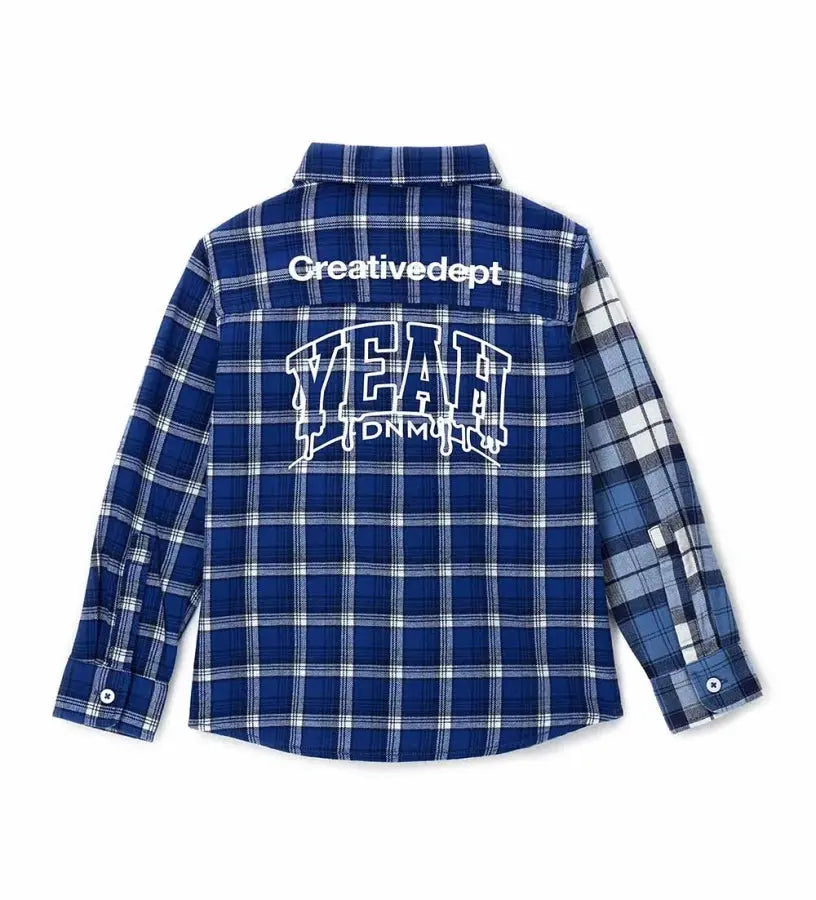 Παιδικό πουκάμισο με μακριά μανίκια και καρό σχέδιο, κουμπιά στο μπροστινό μέρος και τσέπη στο στήθος. Διαθέτει τύπωμα στο πίσω μέρος, προσφέροντας μοντέρνο και casual στυλ για κάθε περίσταση.