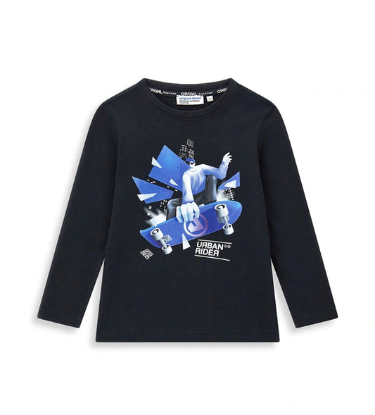 Παιδική μπλούζα από βαμβάκι με μακριά μανίκια και ριμπ τελειώματα για άνετη εφαρμογή. Διακοσμημένη με τυπώματα στο μπροστινό και πίσω μέρος, προσθέτει μια ζωηρή και μοντέρνα πινελιά σε κάθε καθημερινή εμφάνιση. Ιδανική επιλογή για αγόρια που αγαπούν το στυλ και την άνεση.