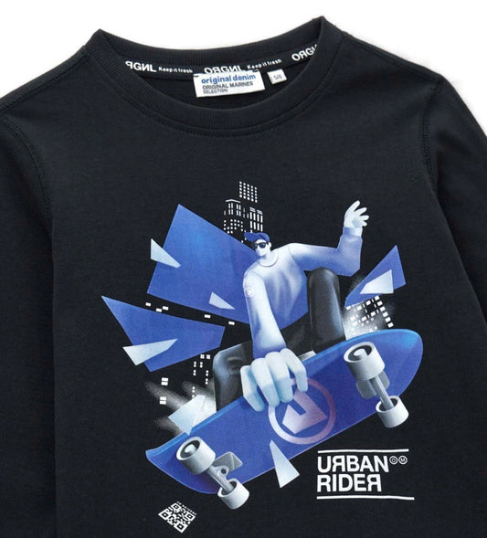 Παιδική μπλούζα από βαμβάκι με μακριά μανίκια και ριμπ τελειώματα για άνετη εφαρμογή. Διακοσμημένη με τυπώματα στο μπροστινό και πίσω μέρος, προσθέτει μια ζωηρή και μοντέρνα πινελιά σε κάθε καθημερινή εμφάνιση. Ιδανική επιλογή για αγόρια που αγαπούν το στυλ και την άνεση.