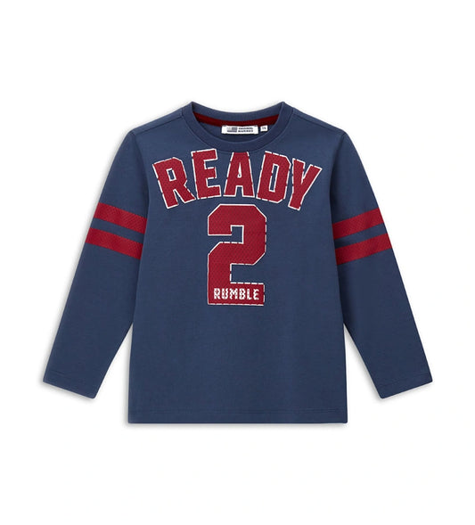 Παιδική μπλούζα με μακριά μανίκια, στρογγυλή λαιμόκοψη και ριμπ τελειώματα. Διακοσμημένη με τύπωμα στο μπροστινό μέρος και στα μανίκια, αποτελεί μια μοντέρνα και άνετη επιλογή για καθημερινές εμφανίσεις. Ιδανική για αγόρια που αγαπούν το casual και δυναμικό στυλ.