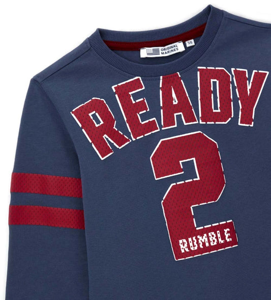 Παιδική μπλούζα με μακριά μανίκια, στρογγυλή λαιμόκοψη και ριμπ τελειώματα. Διακοσμημένη με τύπωμα στο μπροστινό μέρος και στα μανίκια, αποτελεί μια μοντέρνα και άνετη επιλογή για καθημερινές εμφανίσεις. Ιδανική για αγόρια που αγαπούν το casual και δυναμικό στυλ.