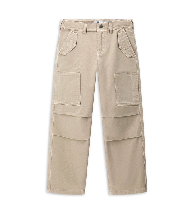 Παντελόνι από βαμβακερή γκαμπαρντίνα με ειδική βαφή για μοναδικό χρωματικό αποτέλεσμα. Διαθέτει ρυθμιζόμενη μέση, φερμουάρ και κουμπί, πλαϊνές τσέπες, πίσω τσέπες με καπάκι και κεντημένη ετικέτα. Ένα πρακτικό και ανθεκτικό ρούχο, ιδανικό για καθημερινές και πιο προσεγμένες εμφανίσεις.