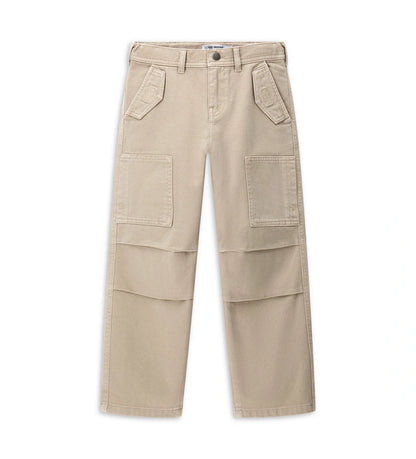 Παντελόνι από βαμβακερή γκαμπαρντίνα με ειδική βαφή για μοναδικό χρωματικό αποτέλεσμα. Διαθέτει ρυθμιζόμενη μέση, φερμουάρ και κουμπί, πλαϊνές τσέπες, πίσω τσέπες με καπάκι και κεντημένη ετικέτα. Ένα πρακτικό και ανθεκτικό ρούχο, ιδανικό για καθημερινές και πιο προσεγμένες εμφανίσεις.