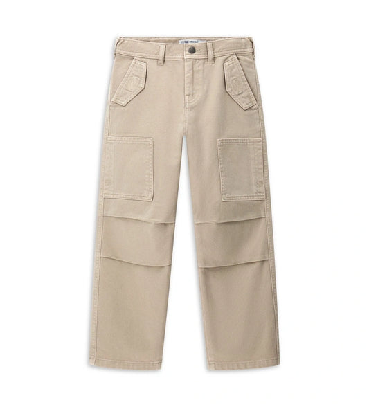 Παντελόνι από βαμβακερή γκαμπαρντίνα με ειδική βαφή για μοναδικό χρωματικό αποτέλεσμα. Διαθέτει ρυθμιζόμενη μέση, φερμουάρ και κουμπί, πλαϊνές τσέπες, πίσω τσέπες με καπάκι και κεντημένη ετικέτα. Ένα πρακτικό και ανθεκτικό ρούχο, ιδανικό για καθημερινές και πιο προσεγμένες εμφανίσεις.