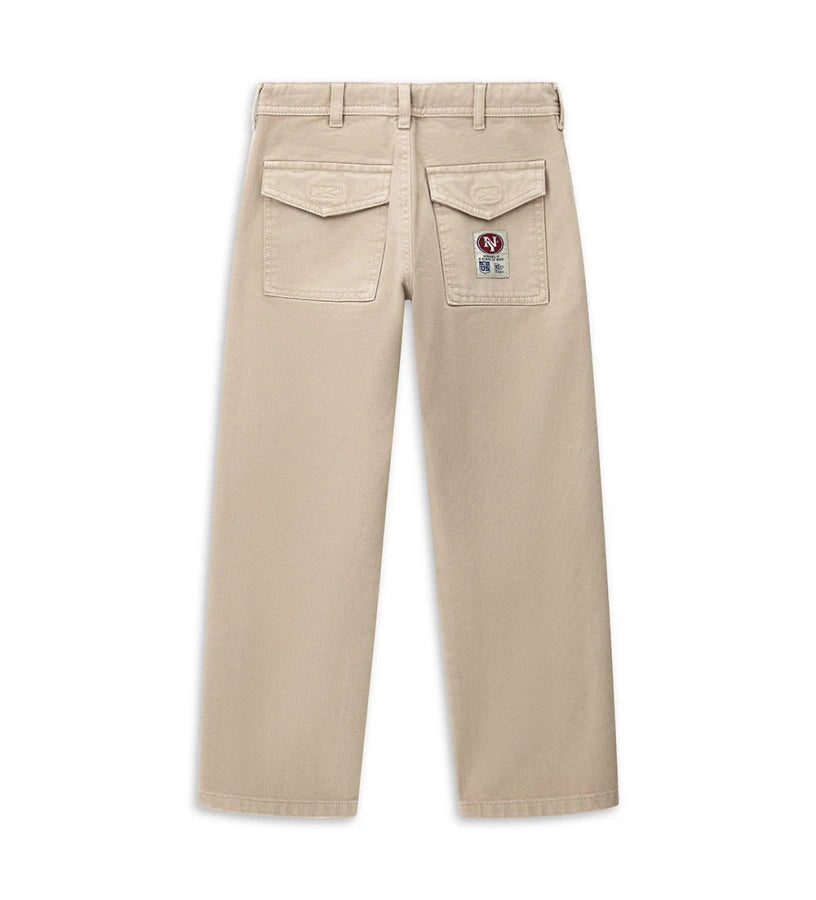 Παντελόνι από βαμβακερή γκαμπαρντίνα με ειδική βαφή για μοναδικό χρωματικό αποτέλεσμα. Διαθέτει ρυθμιζόμενη μέση, φερμουάρ και κουμπί, πλαϊνές τσέπες, πίσω τσέπες με καπάκι και κεντημένη ετικέτα. Ένα πρακτικό και ανθεκτικό ρούχο, ιδανικό για καθημερινές και πιο προσεγμένες εμφανίσεις.