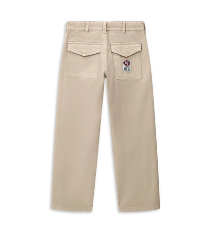 Παντελόνι από βαμβακερή γκαμπαρντίνα με ειδική βαφή για μοναδικό χρωματικό αποτέλεσμα. Διαθέτει ρυθμιζόμενη μέση, φερμουάρ και κουμπί, πλαϊνές τσέπες, πίσω τσέπες με καπάκι και κεντημένη ετικέτα. Ένα πρακτικό και ανθεκτικό ρούχο, ιδανικό για καθημερινές και πιο προσεγμένες εμφανίσεις.