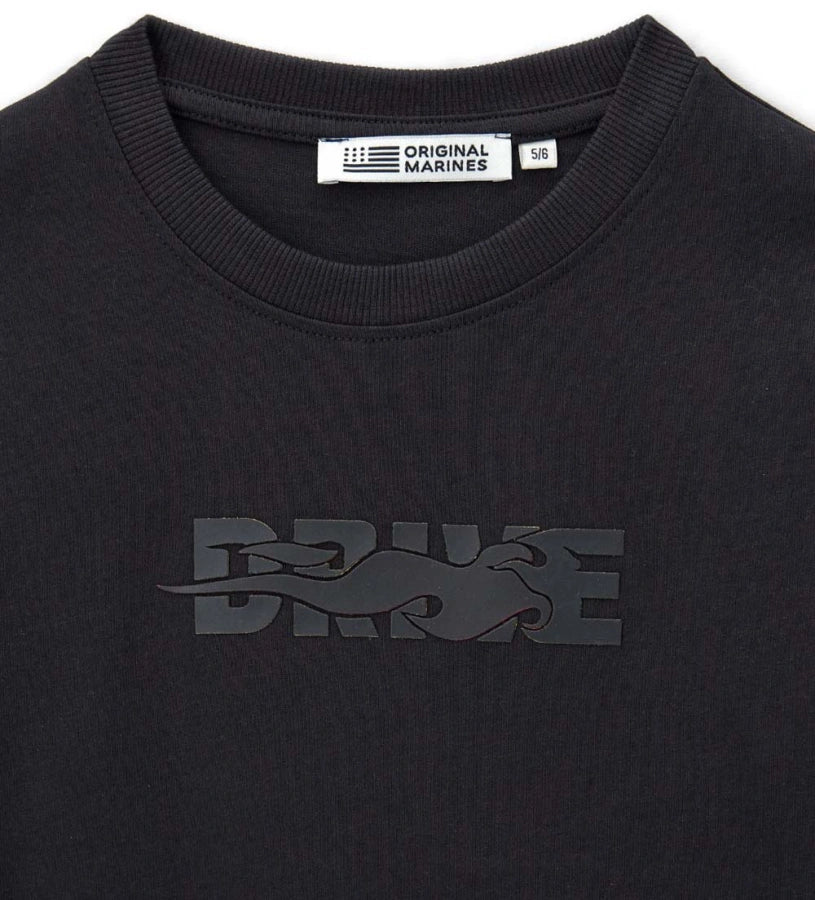 Μπλούζα με μακριά μανίκια από απαλό βαμβακερό jersey, με στάμπα στο μπροστινό μέρος, διακριτική πλαϊνή ετικέτα και λεπτομέρειες σε ριμπ στο γιακά και στις μανσέτες. Ιδανική για καθημερινές εμφανίσεις, συνδυάζει άνεση και στυλ.