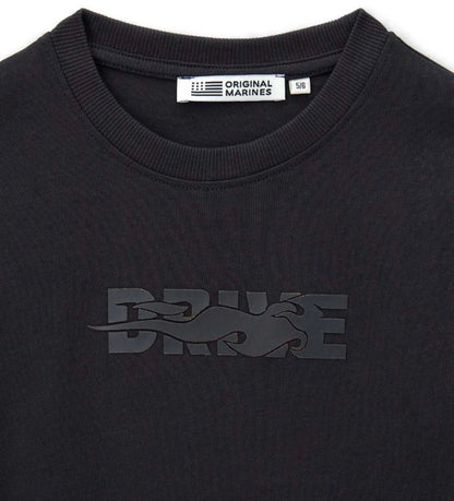 Μπλούζα με μακριά μανίκια από απαλό βαμβακερό jersey, με στάμπα στο μπροστινό μέρος, διακριτική πλαϊνή ετικέτα και λεπτομέρειες σε ριμπ στο γιακά και στις μανσέτες. Ιδανική για καθημερινές εμφανίσεις, συνδυάζει άνεση και στυλ.