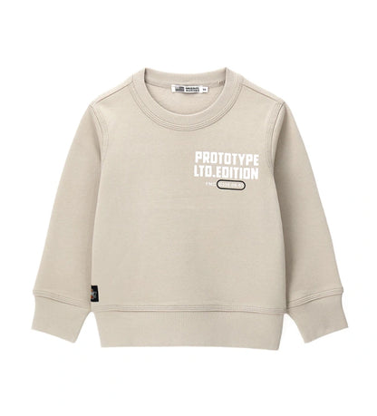 Μπεζ παιδικό φούτερ από βαμβάκι με στρογγυλή λαιμόκοψη και ριμπ τελειώματα. Διακοσμημένο με γραφικό τύπωμα στο μπροστινό και πίσω μέρος, διακοσμητική τομή στην πλάτη και πλαϊνή ετικέτα. Ένα μοντέρνο και άνετο κομμάτι, ιδανικό για casual εμφανίσεις με στυλ.