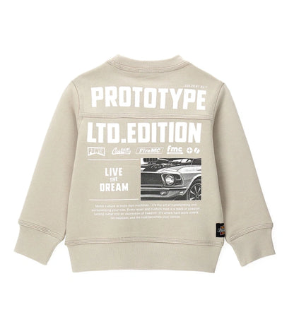 Μπεζ παιδικό φούτερ από βαμβάκι με στρογγυλή λαιμόκοψη και ριμπ τελειώματα. Διακοσμημένο με γραφικό τύπωμα στο μπροστινό και πίσω μέρος, διακοσμητική τομή στην πλάτη και πλαϊνή ετικέτα. Ένα μοντέρνο και άνετο κομμάτι, ιδανικό για casual εμφανίσεις με στυλ.