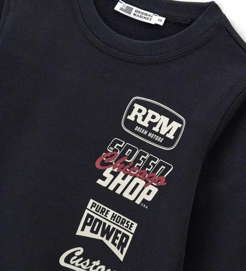 Μαύρο παιδικό φούτερ από βαμβακερό fleece με στρογγυλή λαιμόκοψη και ριμπ τελειώματα. Διακοσμημένο με τύπωμα στο μπροστινό και πίσω μέρος, διακοσμητική τομή στην πλάτη και πλαϊνή ετικέτα για μια μοναδική και μοντέρνα πινελιά. Ιδανικό για casual εμφανίσεις με άνεση και στυλ.