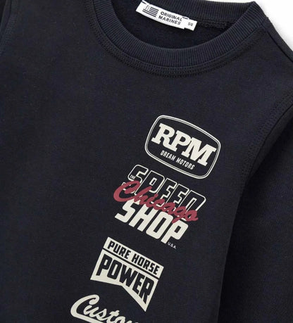 Μαύρο παιδικό φούτερ από βαμβακερό fleece με στρογγυλή λαιμόκοψη και ριμπ τελειώματα. Διακοσμημένο με τύπωμα στο μπροστινό και πίσω μέρος, διακοσμητική τομή στην πλάτη και πλαϊνή ετικέτα για μια μοναδική και μοντέρνα πινελιά. Ιδανικό για casual εμφανίσεις με άνεση και στυλ.