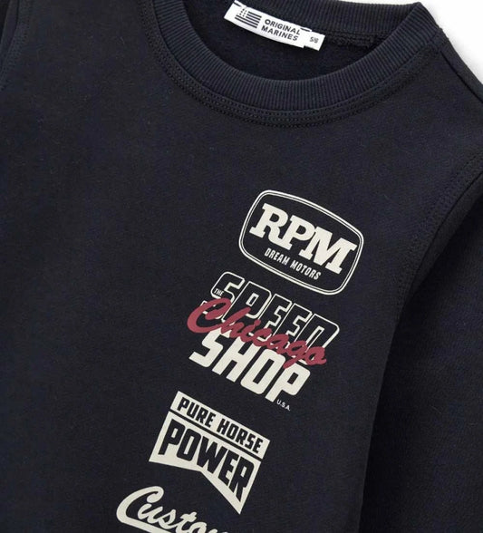 Μαύρο παιδικό φούτερ από βαμβακερό fleece με στρογγυλή λαιμόκοψη και ριμπ τελειώματα. Διακοσμημένο με τύπωμα στο μπροστινό και πίσω μέρος, διακοσμητική τομή στην πλάτη και πλαϊνή ετικέτα για μια μοναδική και μοντέρνα πινελιά. Ιδανικό για casual εμφανίσεις με άνεση και στυλ.