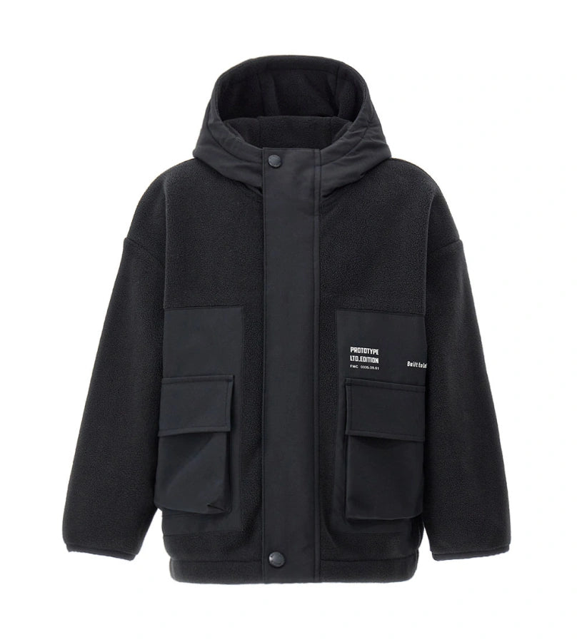 Ζεστό και μοντέρνο παιδικό μπουφάν από fleece με νάιλον λεπτομέρειες. Διαθέτει κουκούλα, άνοιγμα με φερμουάρ και κουμπιά-σούστες, τυπωμένες τσέπες και ελαστικές μανσέτες για άνετη εφαρμογή. Ιδανικό για casual χειμερινές εμφανίσεις με στυλ και πρακτικότητα.