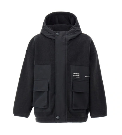 Ζεστό και μοντέρνο παιδικό μπουφάν από fleece με νάιλον λεπτομέρειες. Διαθέτει κουκούλα, άνοιγμα με φερμουάρ και κουμπιά-σούστες, τυπωμένες τσέπες και ελαστικές μανσέτες για άνετη εφαρμογή. Ιδανικό για casual χειμερινές εμφανίσεις με στυλ και πρακτικότητα.