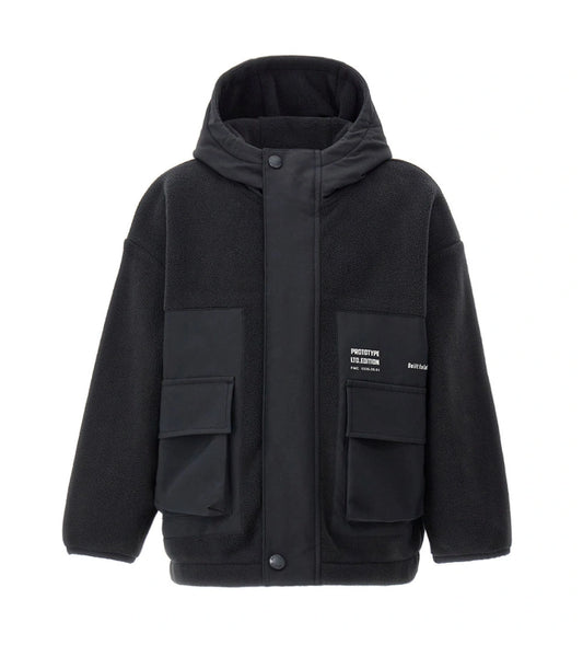 Ζεστό και μοντέρνο παιδικό μπουφάν από fleece με νάιλον λεπτομέρειες. Διαθέτει κουκούλα, άνοιγμα με φερμουάρ και κουμπιά-σούστες, τυπωμένες τσέπες και ελαστικές μανσέτες για άνετη εφαρμογή. Ιδανικό για casual χειμερινές εμφανίσεις με στυλ και πρακτικότητα.