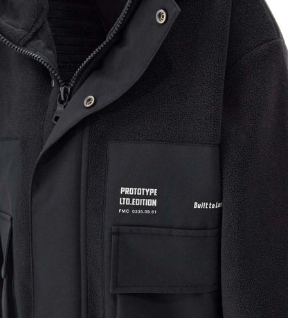 Ζεστό και μοντέρνο παιδικό μπουφάν από fleece με νάιλον λεπτομέρειες. Διαθέτει κουκούλα, άνοιγμα με φερμουάρ και κουμπιά-σούστες, τυπωμένες τσέπες και ελαστικές μανσέτες για άνετη εφαρμογή. Ιδανικό για casual χειμερινές εμφανίσεις με στυλ και πρακτικότητα.