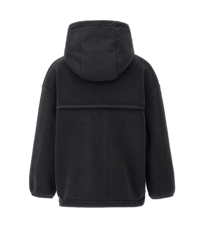 Ζεστό και μοντέρνο παιδικό μπουφάν από fleece με νάιλον λεπτομέρειες. Διαθέτει κουκούλα, άνοιγμα με φερμουάρ και κουμπιά-σούστες, τυπωμένες τσέπες και ελαστικές μανσέτες για άνετη εφαρμογή. Ιδανικό για casual χειμερινές εμφανίσεις με στυλ και πρακτικότητα.