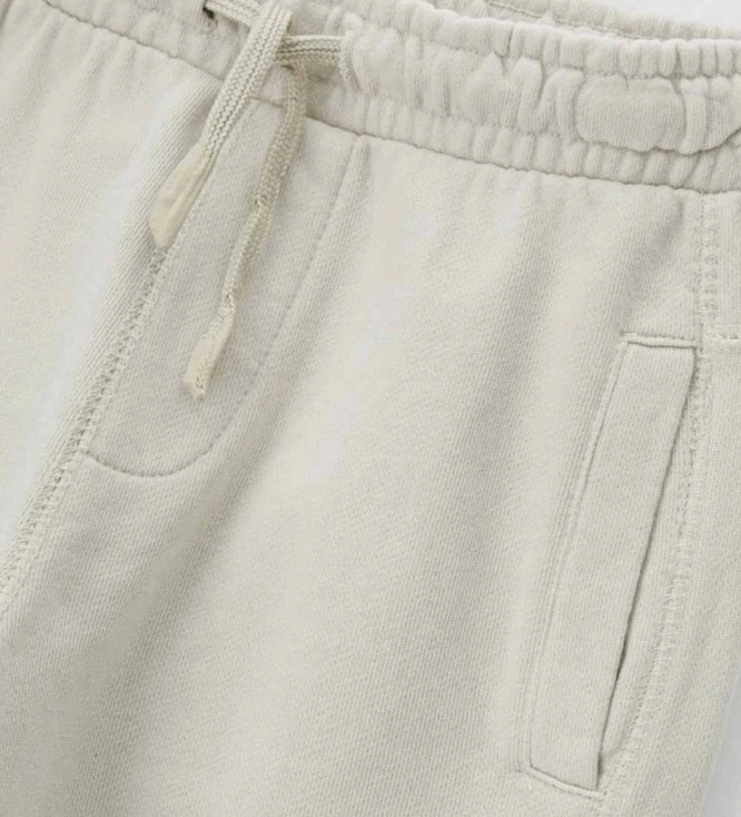 Άνετο και μοντέρνο παντελόνι φόρμας από βαμβάκι. Διαθέτει ελαστική μέση με ρυθμιζόμενο κορδόνι για τέλεια εφαρμογή, πλαϊνές τσέπες, τύπωμα στο πίσω μέρος και ελαστικό τελείωμα στο κάτω μέρος. Ιδανικό για καθημερινές παιδικές εμφανίσεις με στυλ και άνεση.