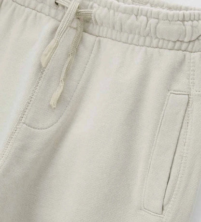 Άνετο και μοντέρνο παντελόνι φόρμας από βαμβάκι. Διαθέτει ελαστική μέση με ρυθμιζόμενο κορδόνι για τέλεια εφαρμογή, πλαϊνές τσέπες, τύπωμα στο πίσω μέρος και ελαστικό τελείωμα στο κάτω μέρος. Ιδανικό για καθημερινές παιδικές εμφανίσεις με στυλ και άνεση.
