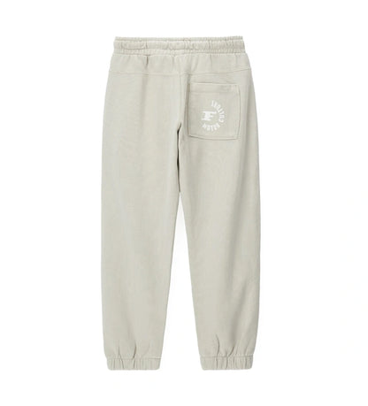 Άνετο και μοντέρνο παντελόνι φόρμας από βαμβάκι. Διαθέτει ελαστική μέση με ρυθμιζόμενο κορδόνι για τέλεια εφαρμογή, πλαϊνές τσέπες, τύπωμα στο πίσω μέρος και ελαστικό τελείωμα στο κάτω μέρος. Ιδανικό για καθημερινές παιδικές εμφανίσεις με στυλ και άνεση.