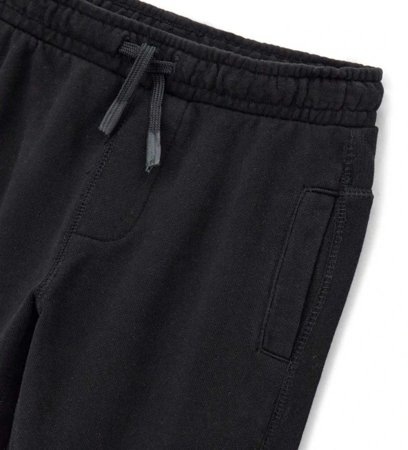 Άνετο και μοντέρνο παντελόνι φόρμας από βαμβάκι. Διαθέτει ελαστική μέση με ρυθμιζόμενο κορδόνι για τέλεια εφαρμογή, πλαϊνές τσέπες, τύπωμα στο πίσω μέρος και ελαστικό τελείωμα στο κάτω μέρος. Ιδανικό για καθημερινές παιδικές εμφανίσεις με στυλ και άνεση.