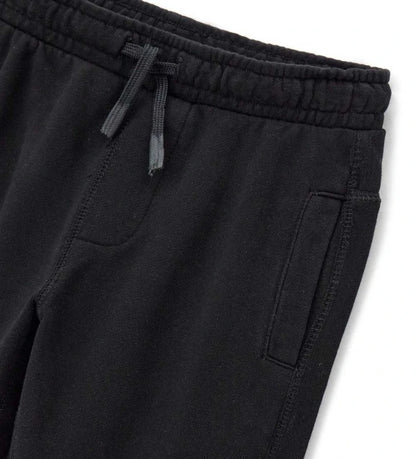 Άνετο και μοντέρνο παντελόνι φόρμας από βαμβάκι. Διαθέτει ελαστική μέση με ρυθμιζόμενο κορδόνι για τέλεια εφαρμογή, πλαϊνές τσέπες, τύπωμα στο πίσω μέρος και ελαστικό τελείωμα στο κάτω μέρος. Ιδανικό για καθημερινές παιδικές εμφανίσεις με στυλ και άνεση.